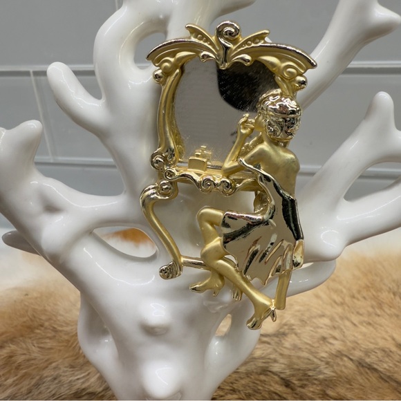 Vintage AJC Signed Art Deco Flapper Lady in a Mirror Figural Brass Brooch - Picture 3 of 11